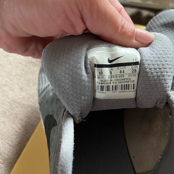 Nike Running Sneakers - Men’s Size 10; Gray & Black - Picture 9 of 10